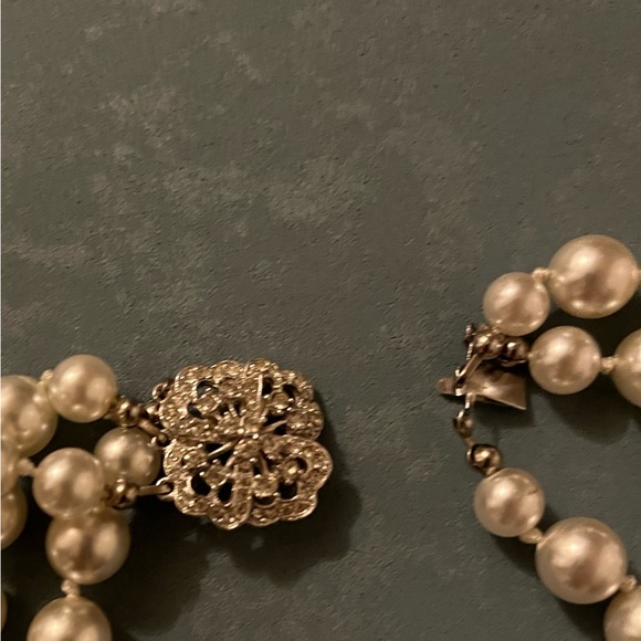 Vintage tri-strand faux pearl diamond-esque brooch clip closure. - Picture 5 of 7